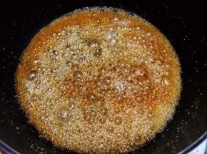 熬至变成琥珀色（我不喜欢苦味，所以熬的稍微淡一些）