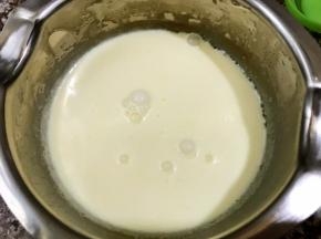 加热至边缘微沸后放置一旁备用