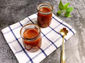 晾凉后酱还会更浓稠一些，装入干净的瓶子里冷藏保存