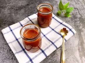 晾凉后酱还会更浓稠一些，装入干净的瓶子里冷藏保存