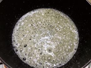 开始中小火加热（开始加热后就不要再搅拌了哦，不然会反砂）