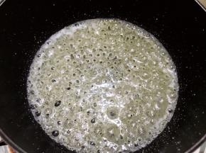 开始中小火加热（开始加热后就不要再搅拌了哦，不然会反砂）