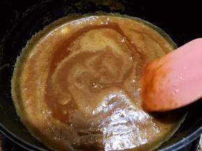 关火，分次倒入淡奶油，一边倒一边搅拌
这里要注意，淡奶油一加入会冒热气沸腾一定要小心手