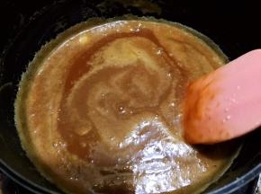 关火，分次倒入淡奶油，一边倒一边搅拌
这里要注意，淡奶油一加入会冒热气沸腾一定要小心手