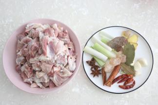 羊肉提前泡水，期间换水3次，去除血水。
羊肉切小块。