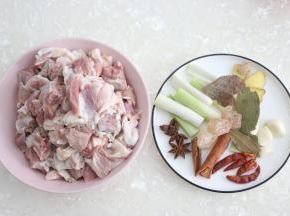 羊肉提前泡水，期间换水3次，去除血水。
羊肉切小块。