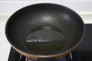 锅中倒入适量食用油。