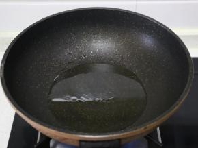 锅中倒入适量食用油。
