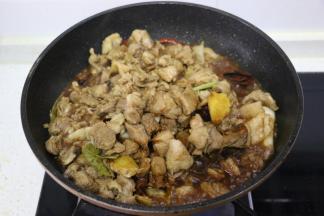 倒入料酒可以去膻味。