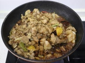 倒入料酒可以去膻味。