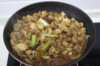 加老抽、糖、翻炒均匀，加入盐调味。