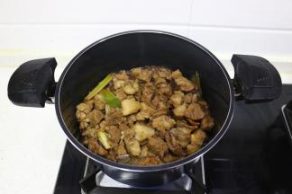 倒入汤锅中，加入一碗水。