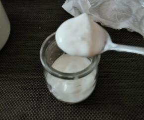 将酸奶装入小瓶