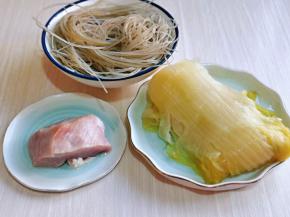 准备食材，粉条提前冷水泡软。