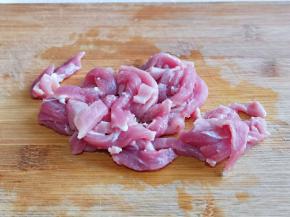 猪肉洗干净切片，再切丝。