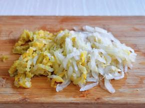 酸菜洗干净，切丝。