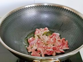 起油锅，加入姜蒜炒香，再加入肉丝煸炒至变色。