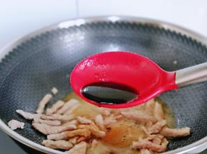 再加入生抽，老抽，蚝油。