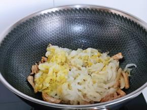 加入切好的酸菜翻炒均匀。