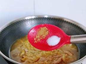 加入纯净水，没过酸菜为佳，再按个人口味加入盐和十三香。