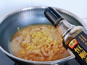 再滴入香醋，醋的量可以根据个人喜欢加入。