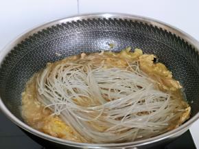 再加入泡软的粉条，大概6-7分钟就差不多，炖熟为止。