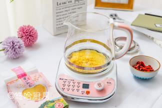 小米淘洗后放入养生壶中。
