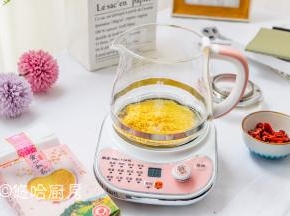 小米淘洗后放入养生壶中。