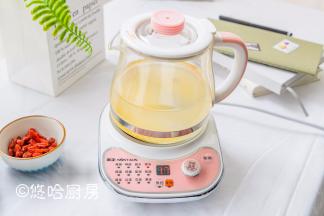 加入清水，选择煲汤功能后按一下确认即可，养生壶的盖子先扣好。