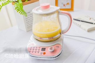 小米粥不用煮太久，煮开后把养生壶上的小盖子取下来，这样可以避免溢出来，自己做个定时10分钟。
