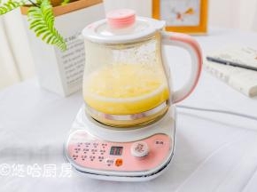 小米粥不用煮太久，煮开后把养生壶上的小盖子取下来，这样可以避免溢出来，自己做个定时10分钟。