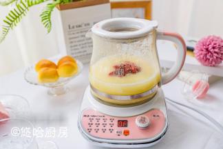 小米粥很快就煮的很浓稠，停止煲汤程序，放入清水洗过的枸杞搅匀。