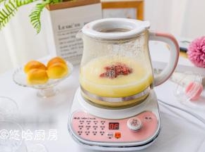 小米粥很快就煮的很浓稠，停止煲汤程序，放入清水洗过的枸杞搅匀。