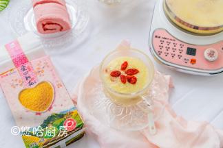 搅匀后的小米粥趁热倒入杯中食用，一个人边喝热粥边欣赏窗外的风景，在阳台上晒着太阳暖洋洋的，秋冬季最爱的养生粥就是小米粥。