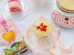 搅匀后的小米粥趁热倒入杯中食用，一个人边喝热粥边欣赏窗外的风景，在阳台上晒着太阳暖洋洋的，秋冬季最爱的养生粥就是小米粥。