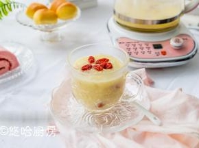 小米也叫月子米，做月子的产妇是必不可少的。小米还有养胃的功效，而且小米的营养成分高，经常喝小米粥，养脾胃健身体，秋季更应该喝小米粥。