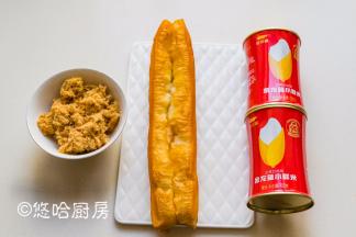 准备材料，油条可以是吃剩的，刚出锅的油条是最好，现在的大米都用罐头装，越来越先进，一罐小鲜米是300克，鲜米鲜吃，一餐一罐，对“新鲜”极致追求，纯正五常稻花香，口感香软弹滑；一罐2个人吃正好。