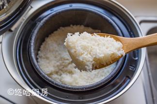 焖好的米饭焖一会再开盖，看这米饭是粒粒分明，用饭勺将米饭搅拌散热。小鲜米非常香，焖米饭的时候满屋飘香味，大米的香味太好闻了。