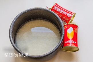 大米淘洗一下放进电饭煲，加入适量清水，米、水用量一般是一比一，鲜米的水量要稍微少一点，喜欢吃软饭的就多放一点水，用电饭煲焖出米饭。