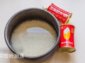 大米淘洗一下放进电饭煲，加入适量清水，米、水用量一般是一比一，鲜米的水量要稍微少一点，喜欢吃软饭的就多放一点水，用电饭煲焖出米饭。