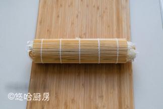 用卷帘将米饭卷起，卷的紧一点。