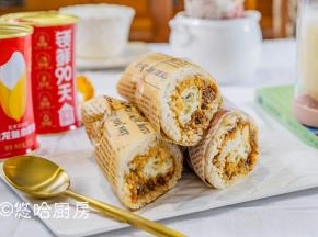 去掉卷帘，切开就可以吃。如果是带饭中午吃的，外面用油纸包起来，这样不是更好看嘛。