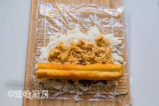 放一根油条，若是剩油条就用微波炉加热30秒，是刚出锅的热油条那是最好了。