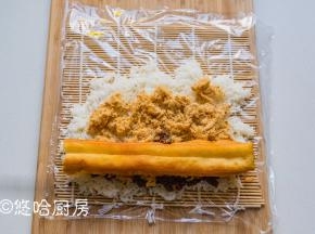 放一根油条，若是剩油条就用微波炉加热30秒，是刚出锅的热油条那是最好了。