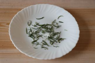 新鲜迷迭香洗净后将叶子摘下；