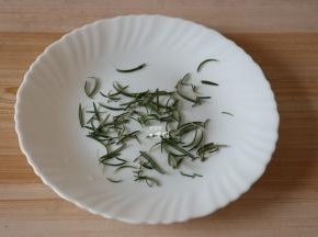 新鲜迷迭香洗净后将叶子摘下；