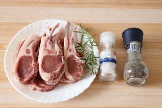 准备好食材，我买的是冷冻的羊排，提前一天放进冰箱冷藏室解冻；