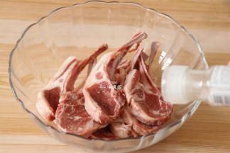 羊排去掉血水洗净后放进碗里，加入适量海盐；