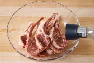 加入适量黑胡椒粉；