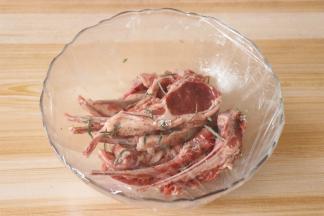 用手抓均匀后按摩3-5分钟，盖上保鲜膜腌制一小时以上；